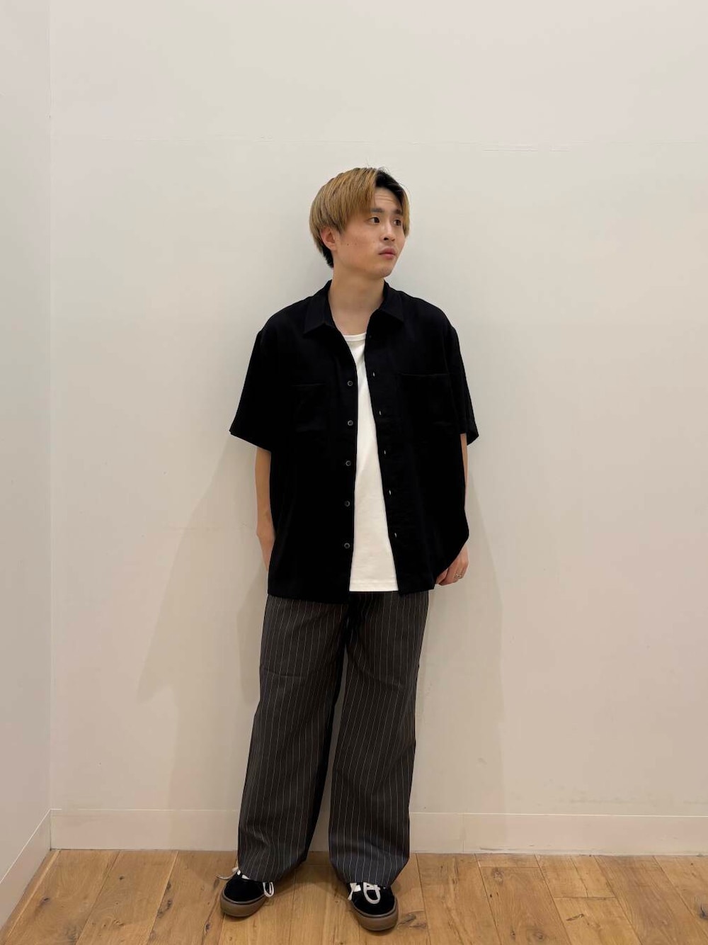 「シンプル、シャツ、カジュアル、シャツコーデ、お出掛けコーデ、ツイル生地、フレアスラックス、シアー感」｜「SENSE OF PLACE by URBAN RESEARCHのコットンスムースタンクトップ（タンクトップ、ホワイト系）」を使った、yukiさん（メンズ・168cm）の夏コーディネートの1枚目の写真