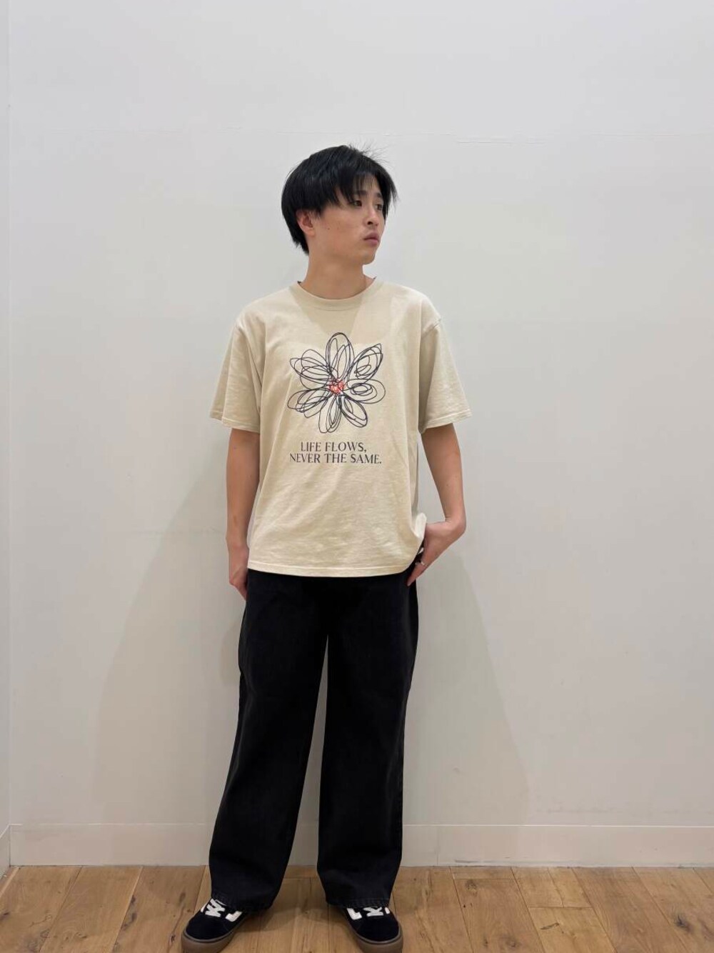 ベージュ系のTシャツ/カットソー、ブラック系のデニムパンツを着用したメンズの夏コーディネートの1枚目の写真