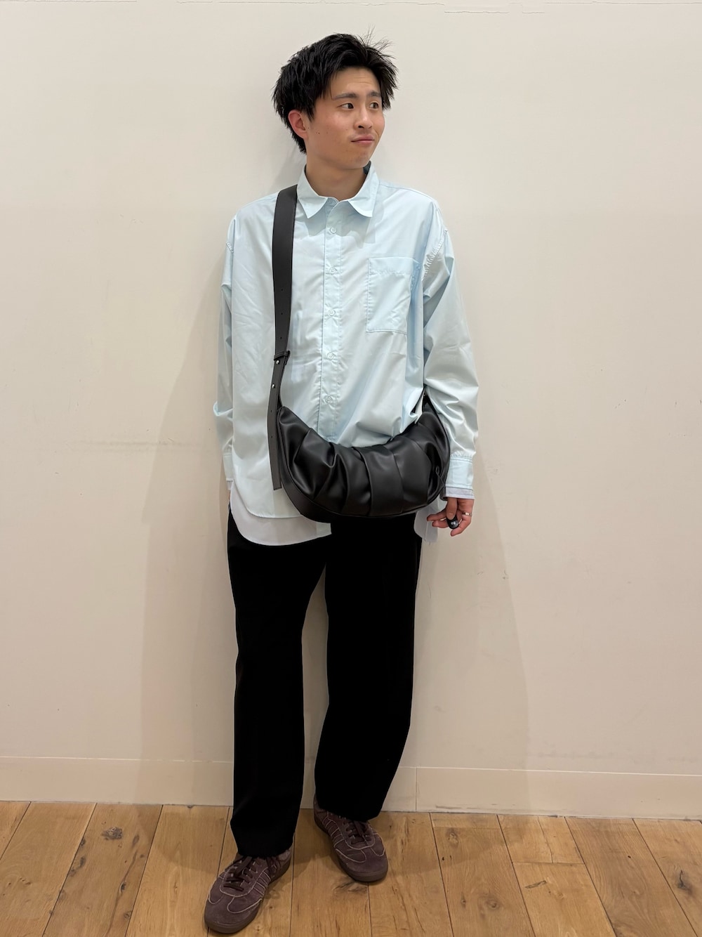 ブラック系のショルダーバッグ、ブラック系のその他パンツ、ブルー系のシャツ/ブラウスを着用したメンズの冬コーディネートの1枚目の写真