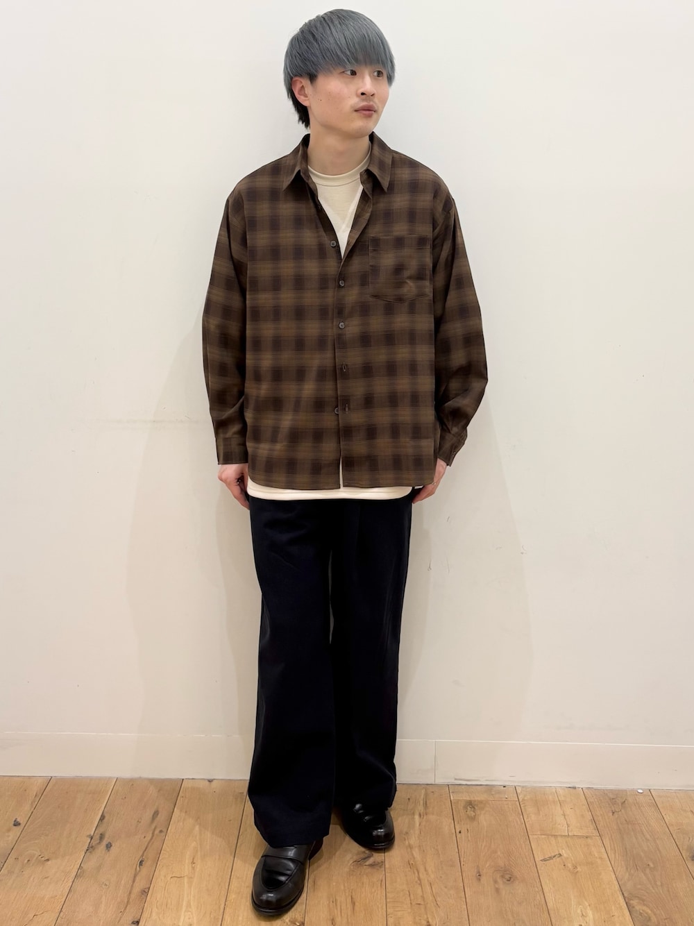 ブラウン系のシャツ/ブラウス、ベージュ系のTシャツ/カットソー、ブルー系のその他パンツを着用したメンズの春コーディネートの1枚目の写真