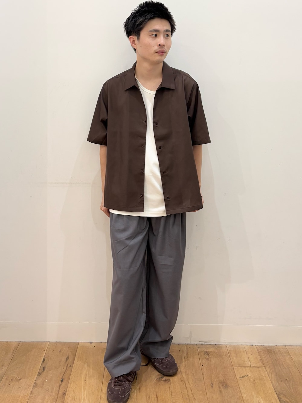 ホワイト系のタンクトップ、グレー系のその他パンツ、ブラウン系のシャツ/ブラウスを着用したメンズの夏コーディネートの1枚目の写真