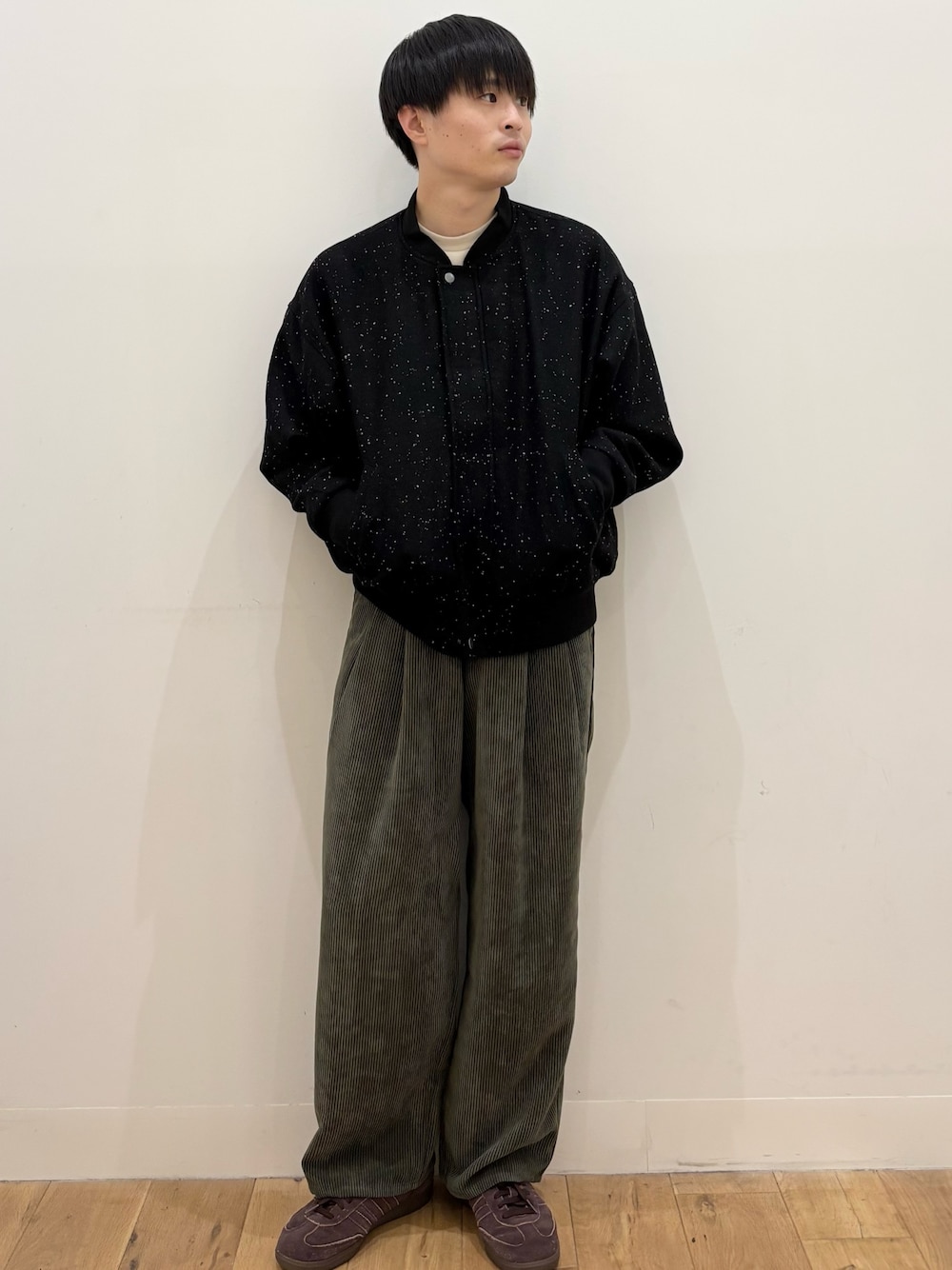 ブラック系のブルゾン、グリーン系のその他パンツ、ベージュ系のTシャツ/カットソーを着用したメンズの秋コーディネートの1枚目の写真