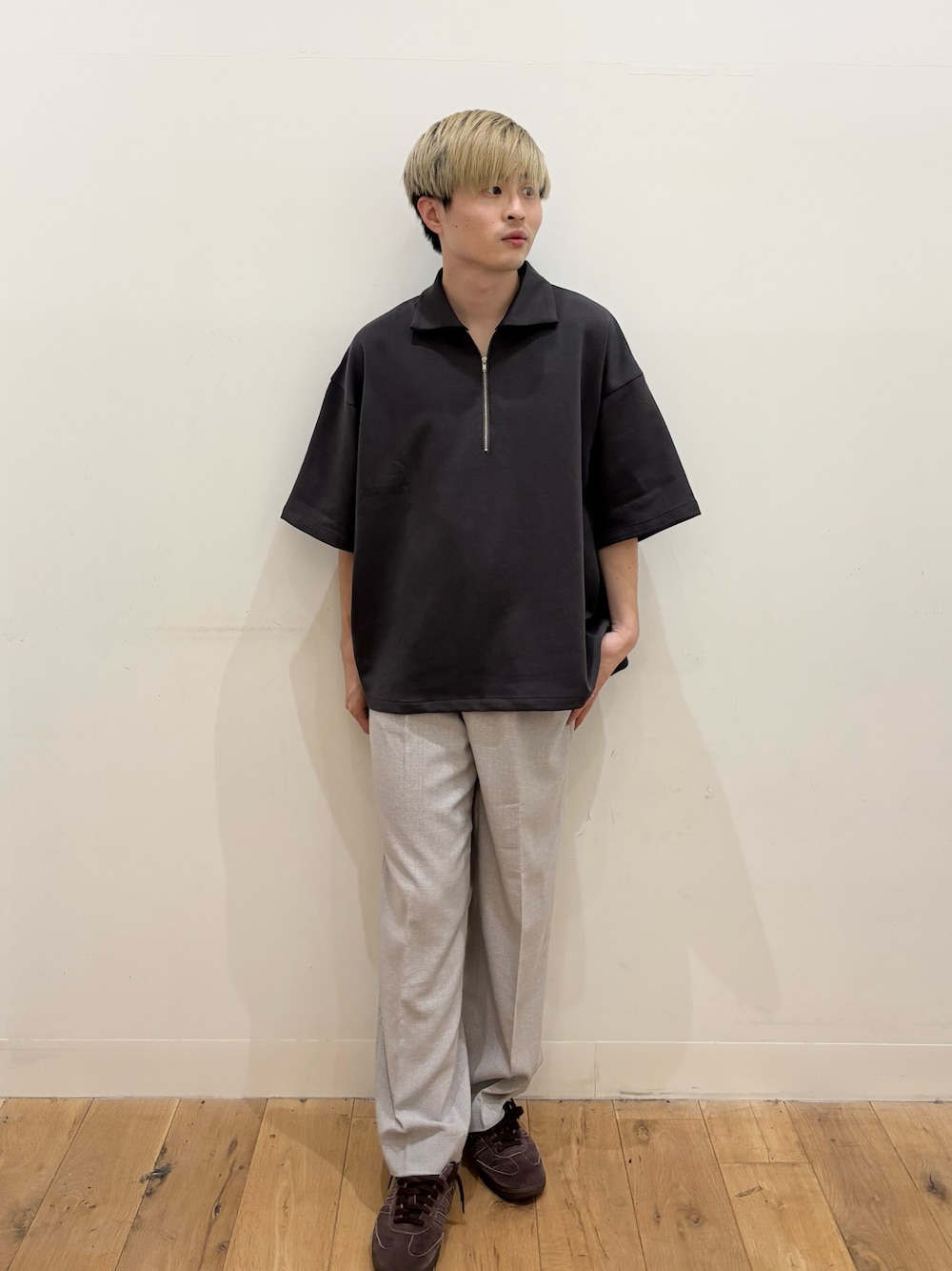 グレー系のTシャツ/カットソー、グレー系のその他パンツを着用したメンズの夏コーディネートの1枚目の写真