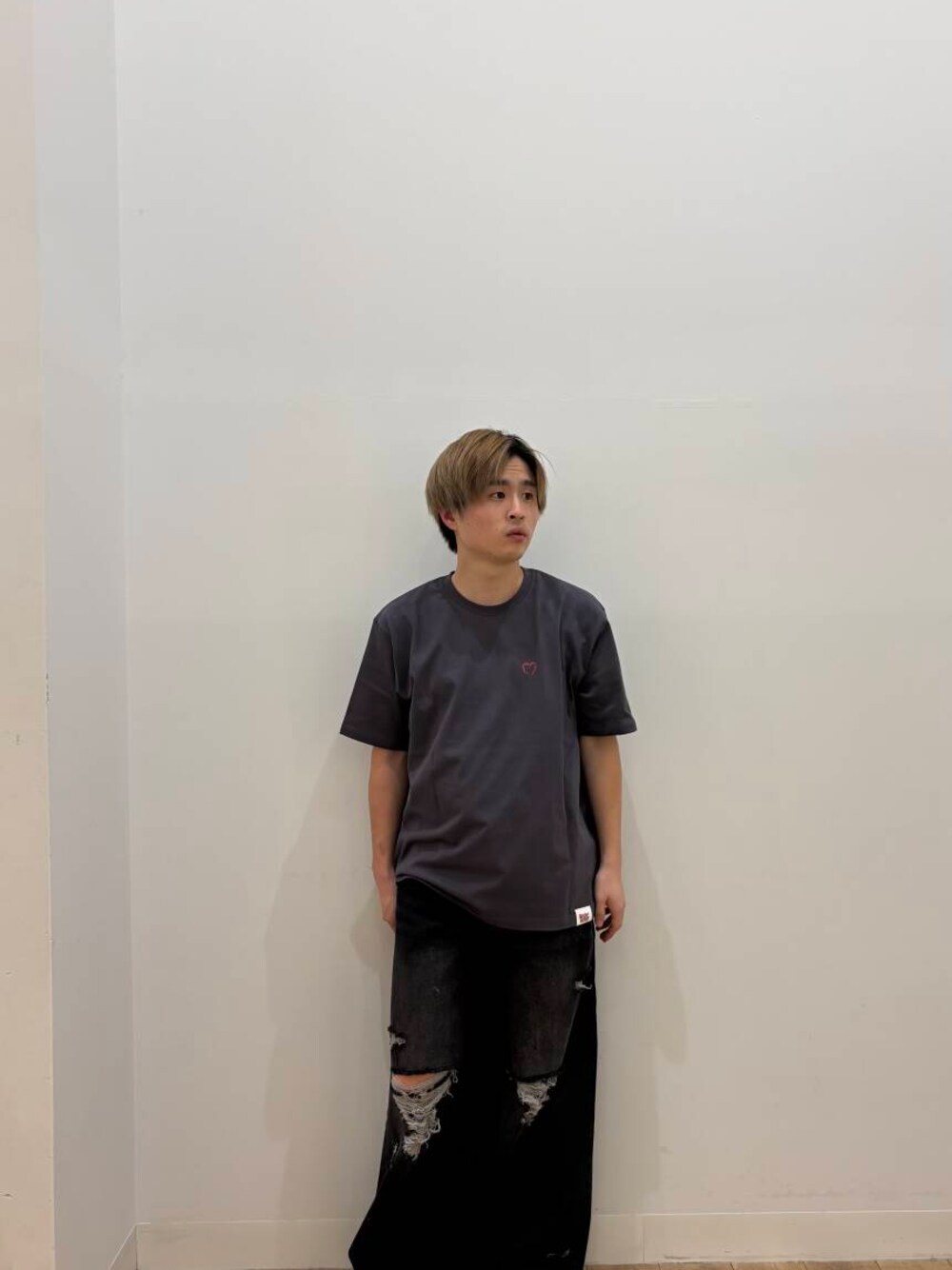 グレー系のTシャツ/カットソー、ブラック系のデニムパンツを着用したメンズの夏コーディネートの1枚目の写真