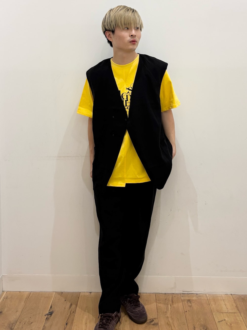 イエロー系のTシャツ/カットソー、ブラック系のダウンベスト、ブラック系のその他パンツを着用したメンズの夏コーディネートの1枚目の写真
