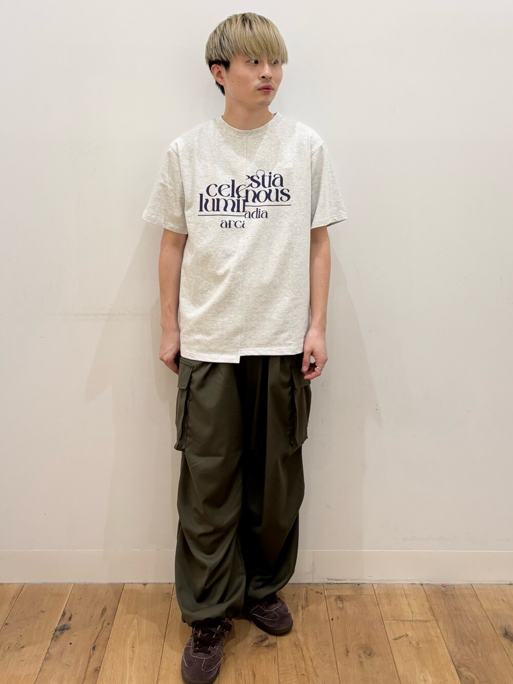 グレー系のTシャツ/カットソー、グリーン系のその他パンツを着用したメンズの夏コーディネートの1枚目の写真
