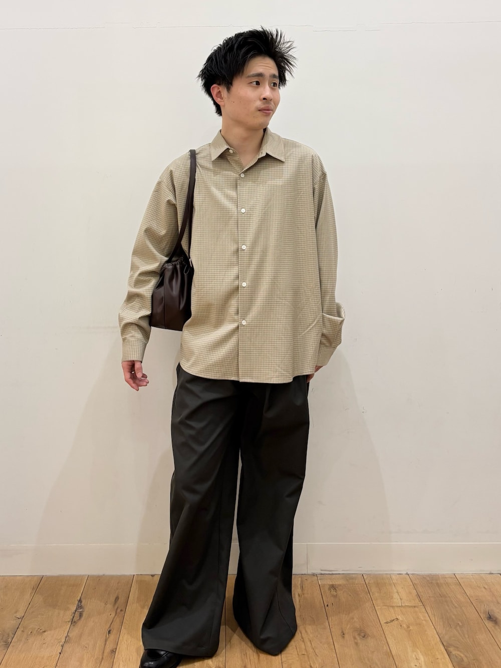 ベージュ系のシャツ/ブラウス、ブラウン系のショルダーバッグ、グレー系のその他パンツを着用したメンズの冬コーディネートの1枚目の写真