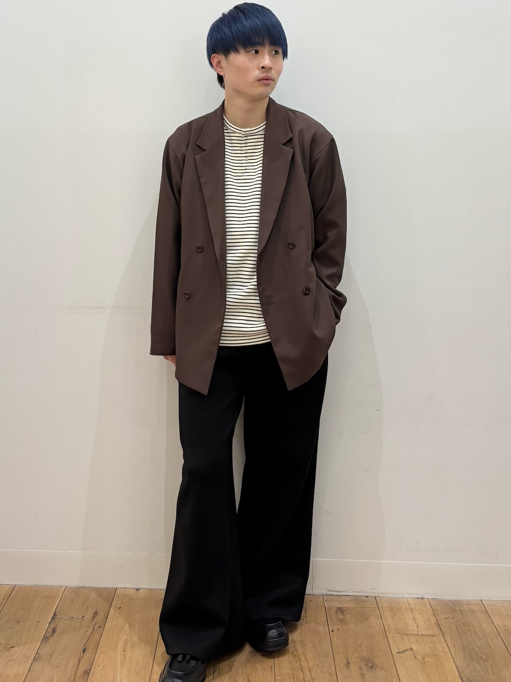 ブラウン系のその他アウター、ホワイト系のTシャツ/カットソー、ブラック系のその他パンツを着用したメンズの春コーディネートの1枚目の写真