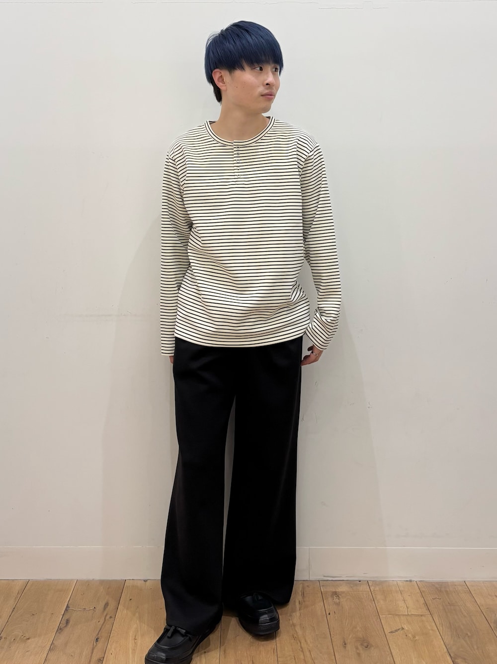 ブラック系のその他パンツ、ホワイト系のTシャツ/カットソー、ブラック系のローファーを着用したメンズの春コーディネートの1枚目の写真