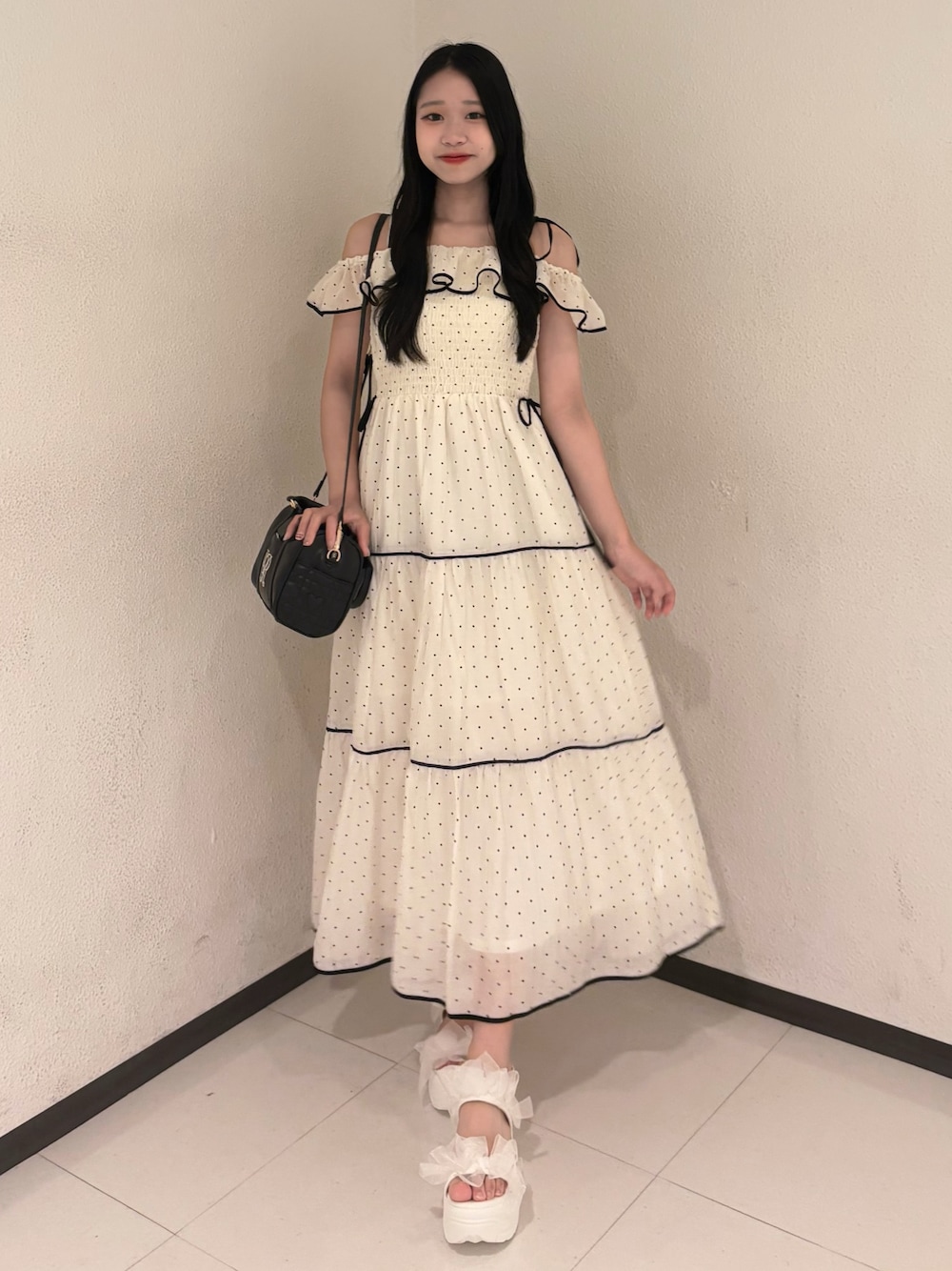 その他のワンピース、ホワイト系のサンダル、ブラック系のボストンバッグを着用したレディースの夏コーディネートの1枚目の写真