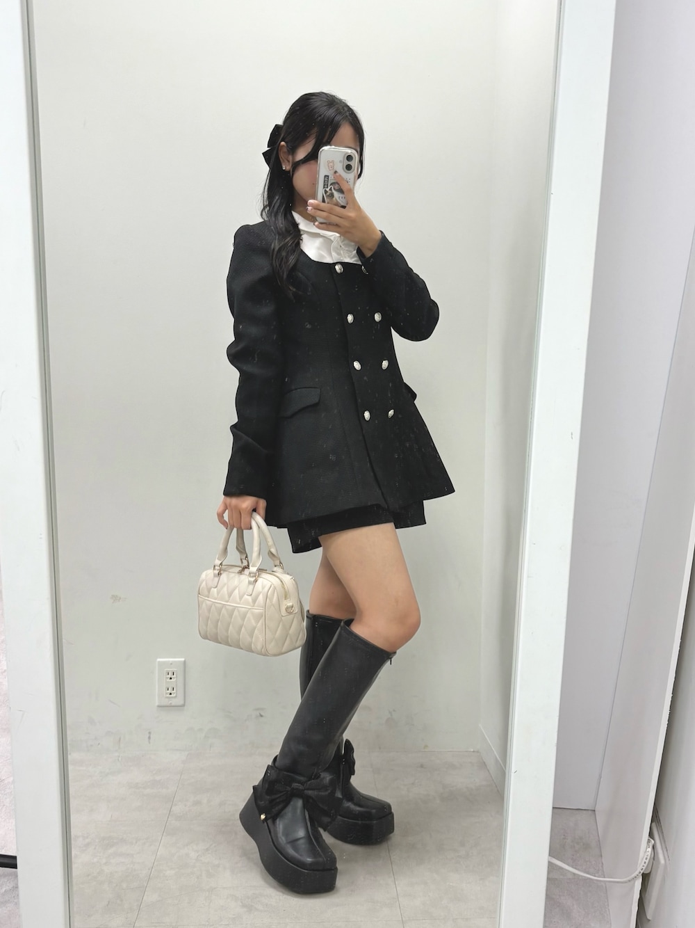 ブラック系のノーカラージャケット、ブラック系のブーツ、ブラック系のその他パンツを着用したレディースの秋コーディネートの1枚目の写真