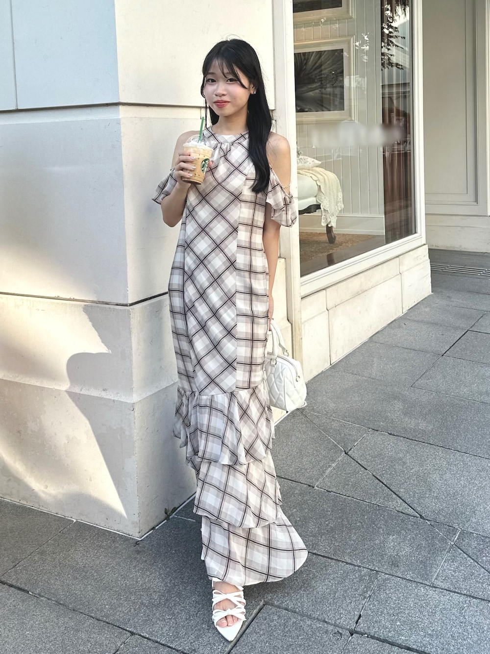 その他のワンピース、ホワイト系のボストンバッグを着用したレディースの夏コーディネートの1枚目の写真