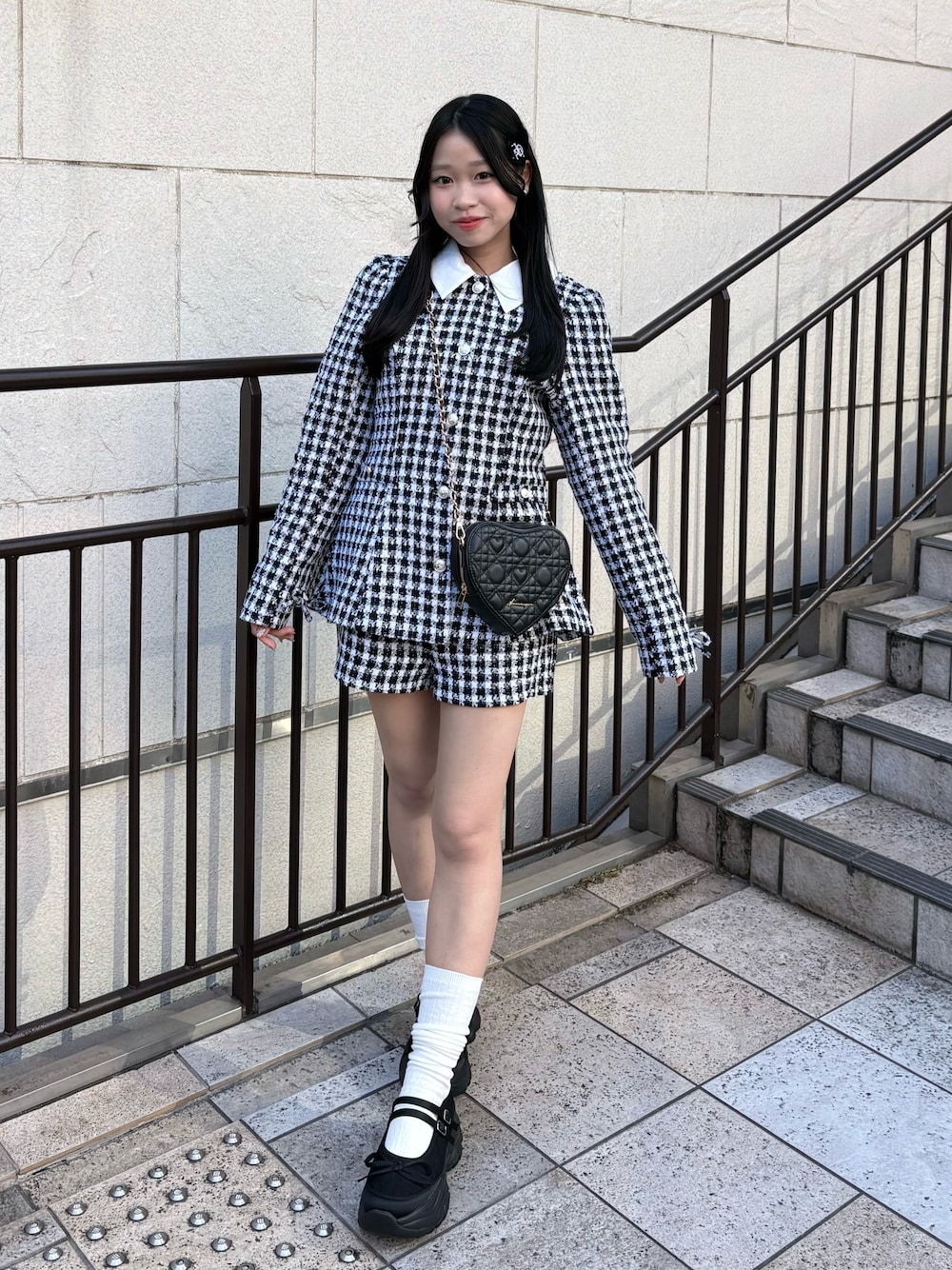 ブラック系のショルダーバッグ、その他のシャツ/ブラウス、その他のその他パンツを着用したレディースの冬コーディネートの1枚目の写真