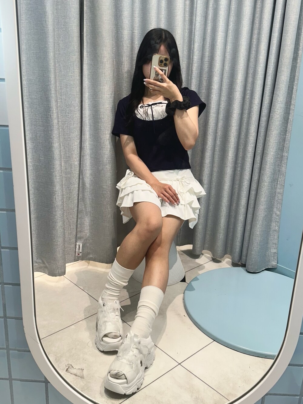 ホワイト系のスカート、ブルー系のTシャツ/カットソー、ホワイト系のサンダルを着用したレディースの夏コーディネートの1枚目の写真