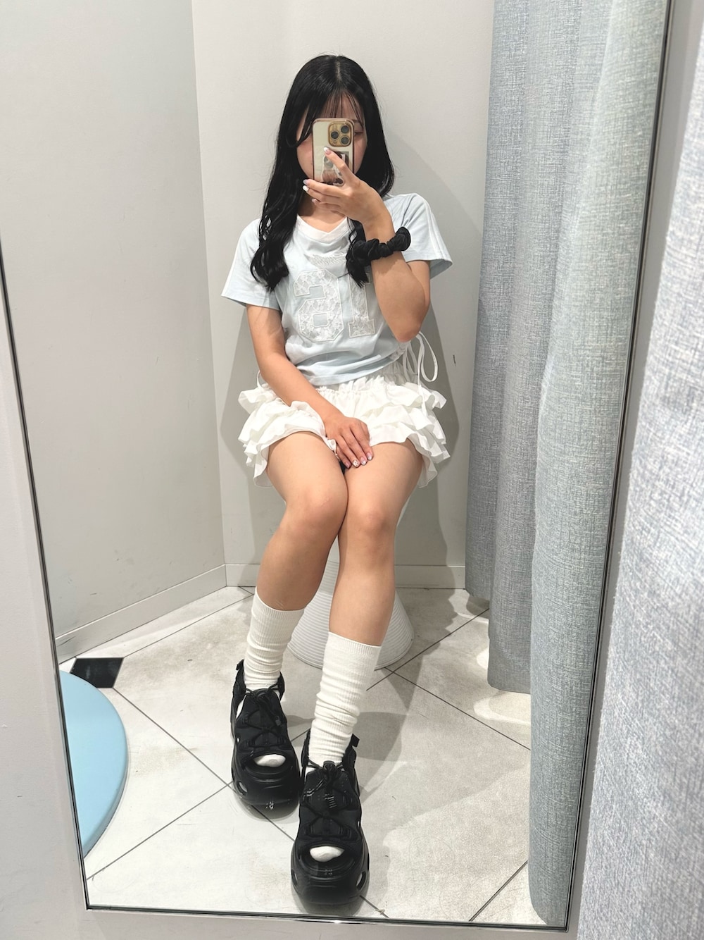 ホワイト系のスカート、ブルー系のTシャツ/カットソー、ブラック系のサンダルを着用したレディースの夏コーディネートの1枚目の写真