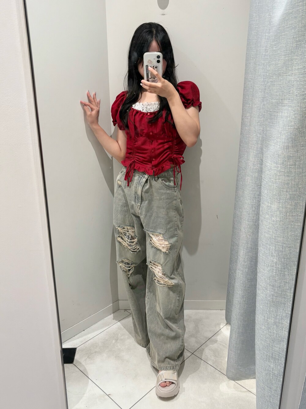 レッド系のシャツ/ブラウス、ブルー系のデニムパンツ、ベージュ系のサンダルを着用したレディースの夏コーディネートの1枚目の写真