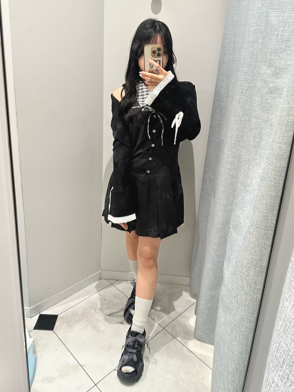 ブラック系のワンピース、ブルー系のカーディガン/ボレロ、ホワイト系のサンダルを着用したレディースの夏コーディネートの1枚目の写真
