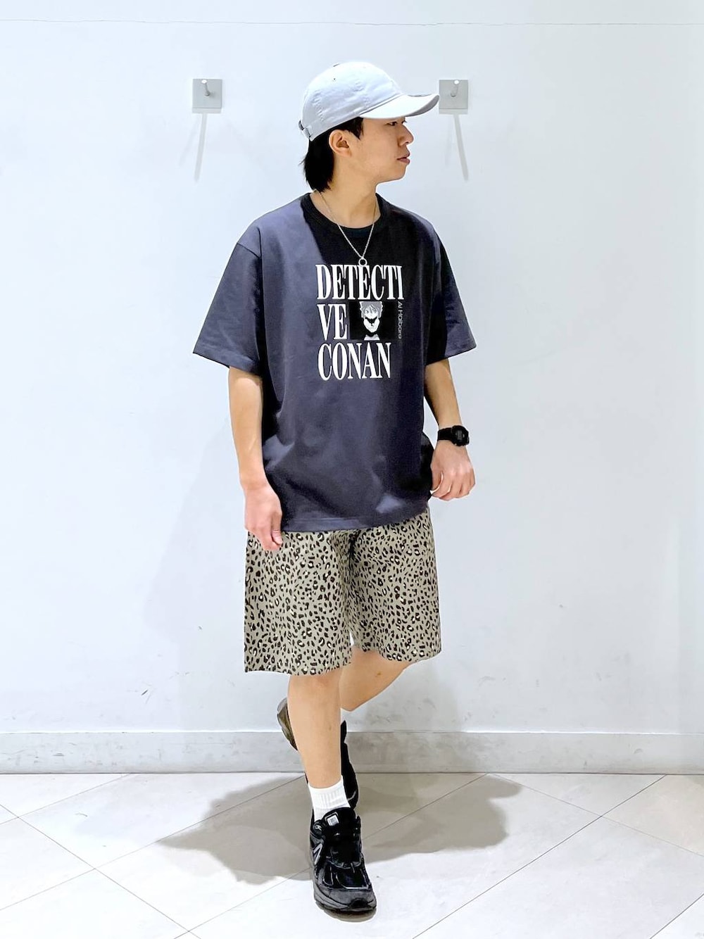 ブラウン系のその他パンツ、グレー系のTシャツ/カットソー、ホワイト系のソックス/靴下を着用したメンズの春コーディネートの1枚目の写真