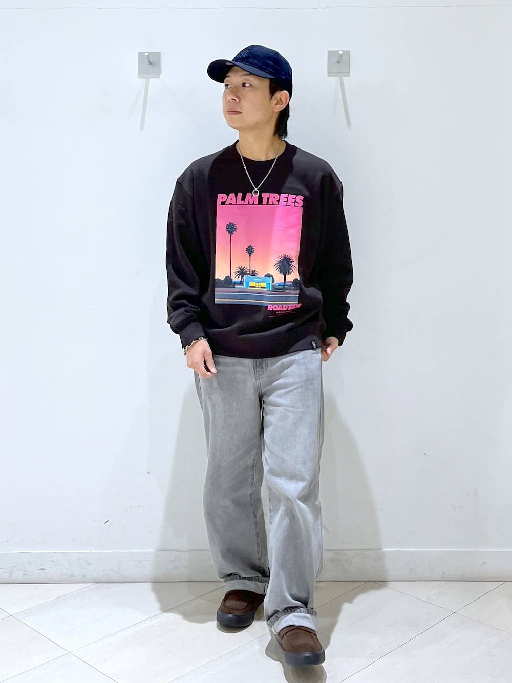 ブラウン系のその他シューズ、ブラウン系のTシャツ/カットソー、ブルー系のキャップを着用したメンズの秋コーディネートの1枚目の写真