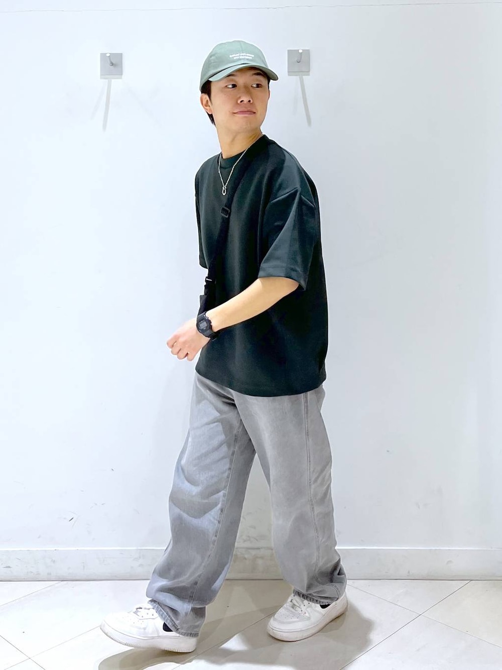 「ショルダーバッグ、おでかけ、GLOBAL WORK、夏コーデ、スウェット、デニムパンツ、ワイドパンツ、キャップ、スニーカー」｜「GLOBAL WORKのGOODデニムバギーパンツ/118365（デニムパンツ、グレー系）」を使った、はやぴーさん（メンズ・162cm）の春コーディネートの1枚目の写真