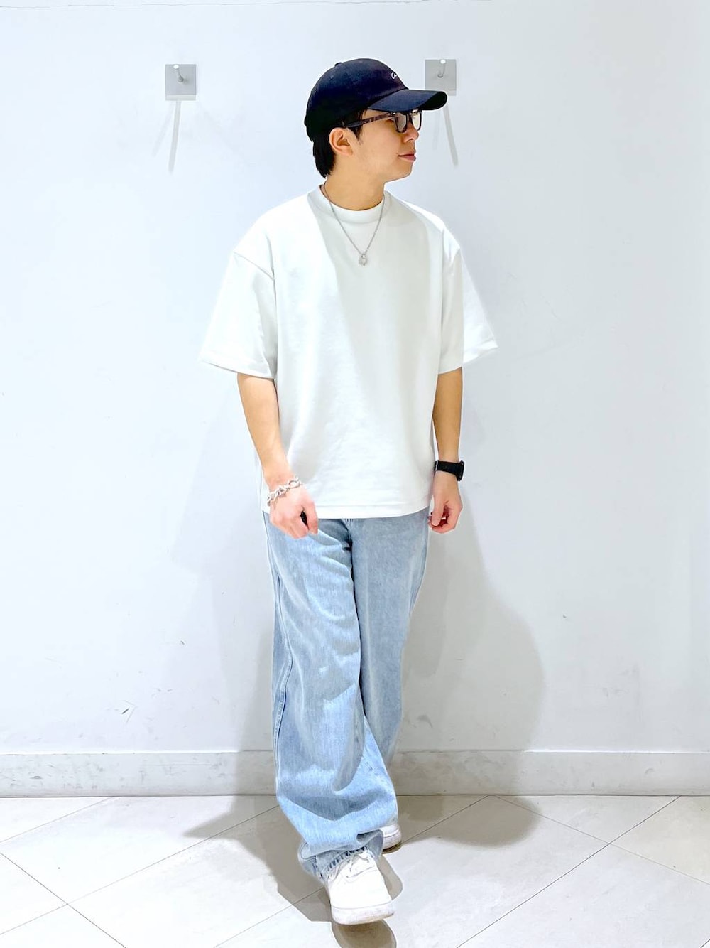 「GLOBAL WORK、夏コーデ、スウェット、デニムパンツ、ワイドパンツ、キャップ、サングラス、スニーカー、おでかけ」｜「GLOBAL WORKのGOODデニムバギーパンツ/118365（デニムパンツ、ブルー系）」を使った、はやぴーさん（メンズ・162cm）の春コーディネートの1枚目の写真