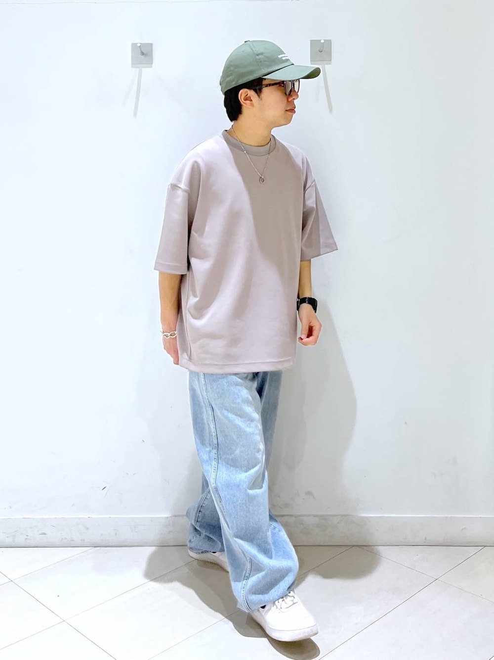 「GLOBAL WORK、夏コーデ、スウェット、デニムパンツ、ワイドパンツ、キャップ、サングラス、スニーカー、おでかけ」｜「GLOBAL WORKのGOODデニムバギーパンツ/118365（デニムパンツ、ブルー系）」を使った、はやぴーさん（メンズ・162cm）の春コーディネートの1枚目の写真