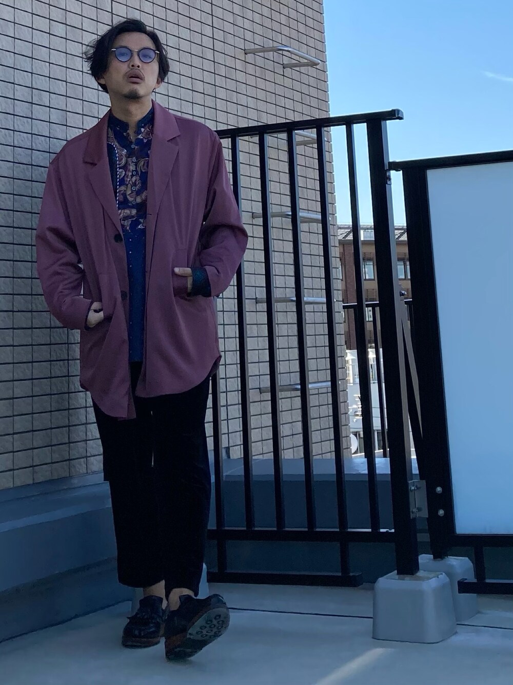 ブラック系のその他パンツ、ピンク系のテーラードジャケット、ブルー系のシャツ/ブラウスを着用したメンズの秋コーディネートの1枚目の写真