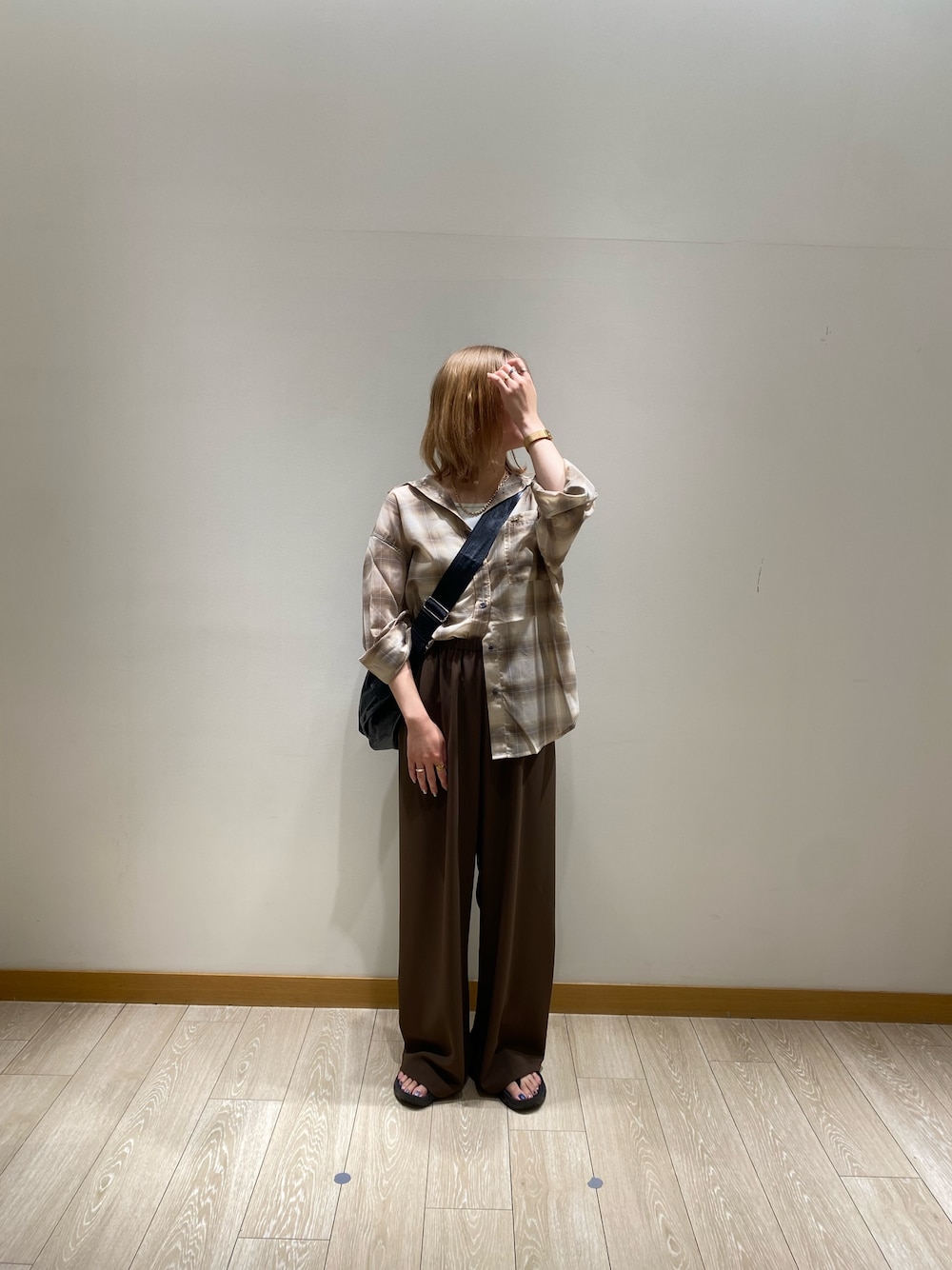 「シアートップス、シンプルコーデ、ショルダーバッグ、お出かけコーデ、夏、パンツスタイル、ラクチンコーデ、夏ファッション、おでかけコーデ、デイリーカジュアル、シャツスタイル、イージーパンツ、チェック、チェックシャツ、ブラウン」｜「fredy emueのオンブレーチェック柄シャツ（シャツ/ブラウス、ベージュ系）」を使った、momokaさん（骨格ウェーブ・レディース・150cm）の夏コーディネートの1枚目の写真