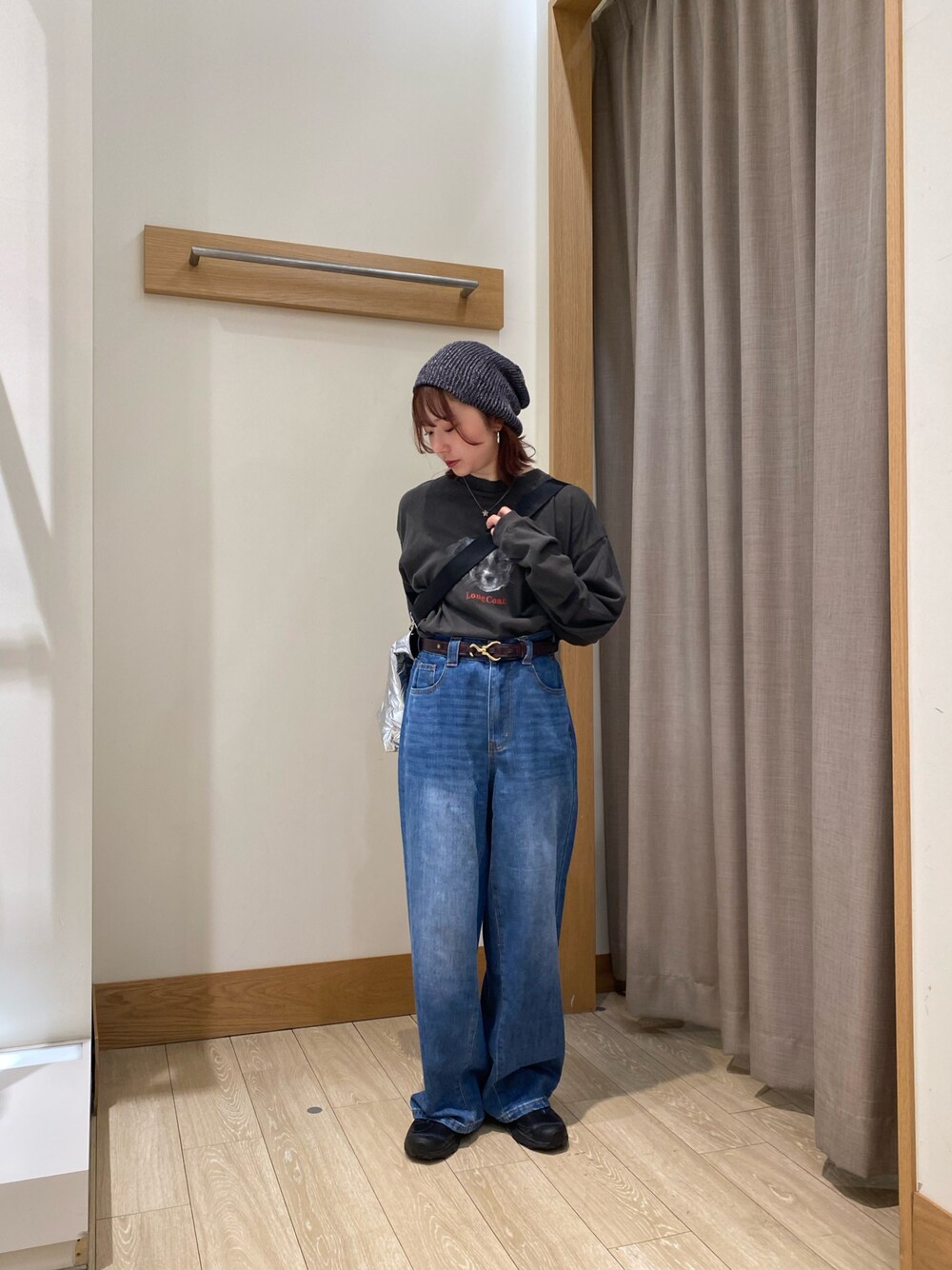 ブラック系のTシャツ/カットソー、ブルー系のデニムパンツ、シルバー系のショルダーバッグを着用したレディースの秋コーディネートの1枚目の写真