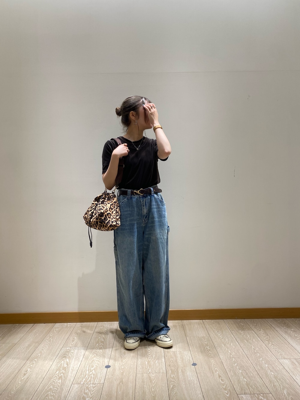 ブラウン系のTシャツ/カットソー、ブラウン系のタンクトップ、ブラウン系のショルダーバッグを着用したレディースの夏コーディネートの1枚目の写真