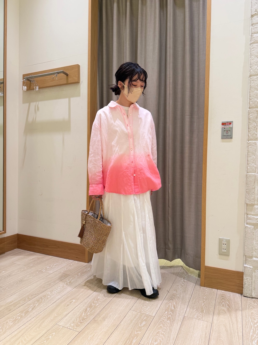 ピンク系のシャツ/ブラウス、ホワイト系のTシャツ/カットソー、ホワイト系のスカートを着用したレディースの春コーディネートの1枚目の写真
