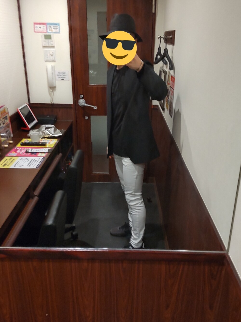 「スキニーデニム、はじめましてコーデ、ワントーンコーデ」｜「KIJIMA TAKAYUKIのアイテム（ハット、ブラック系）」を使った、めぐりねっくまさん（メンズ・172cm）の春コーディネートの1枚目の写真
