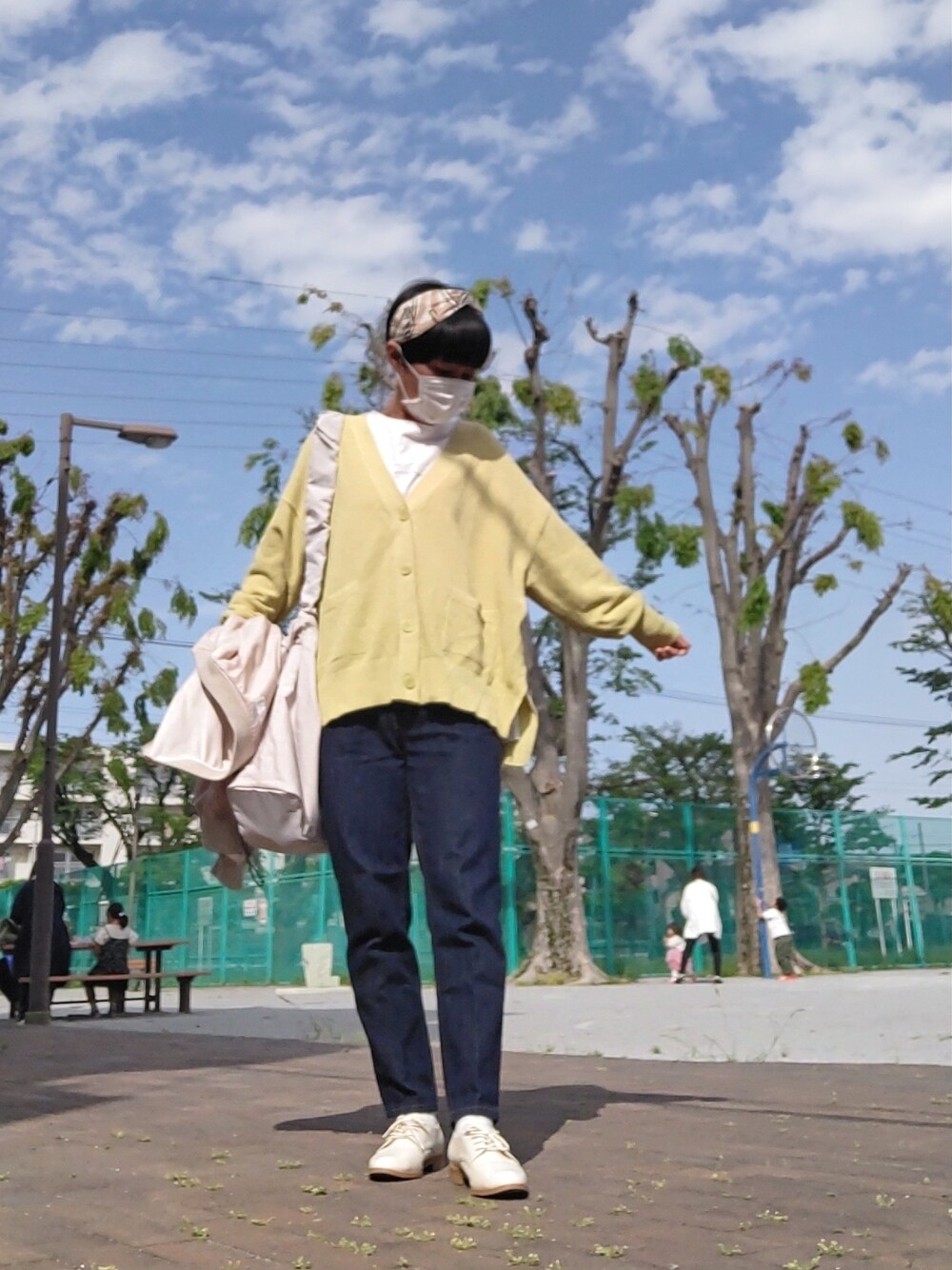 「グローバルワーク(GLOBAL WORK)、オトナカジュアル、休日コーデ、パンツスタイル、春カラー、きれいめカジュアル、デニム、カラーニット」｜「GLOBAL WORKの撥水ボリュームMA-1/173528（MA-1、ホワイト系）」を使った、kaoru0922さん（レディース・156cm）の春コーディネートの1枚目の写真
