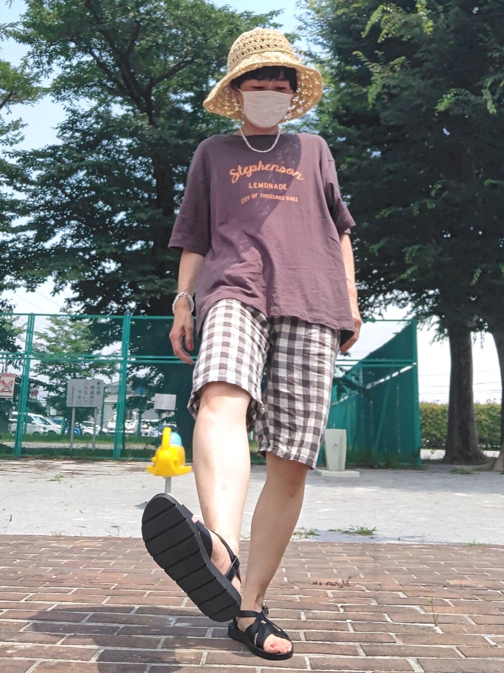 ブラック系のTシャツ/カットソー、ホワイト系のその他パンツ、ブラック系のサンダルを着用したレディースの夏コーディネートの1枚目の写真