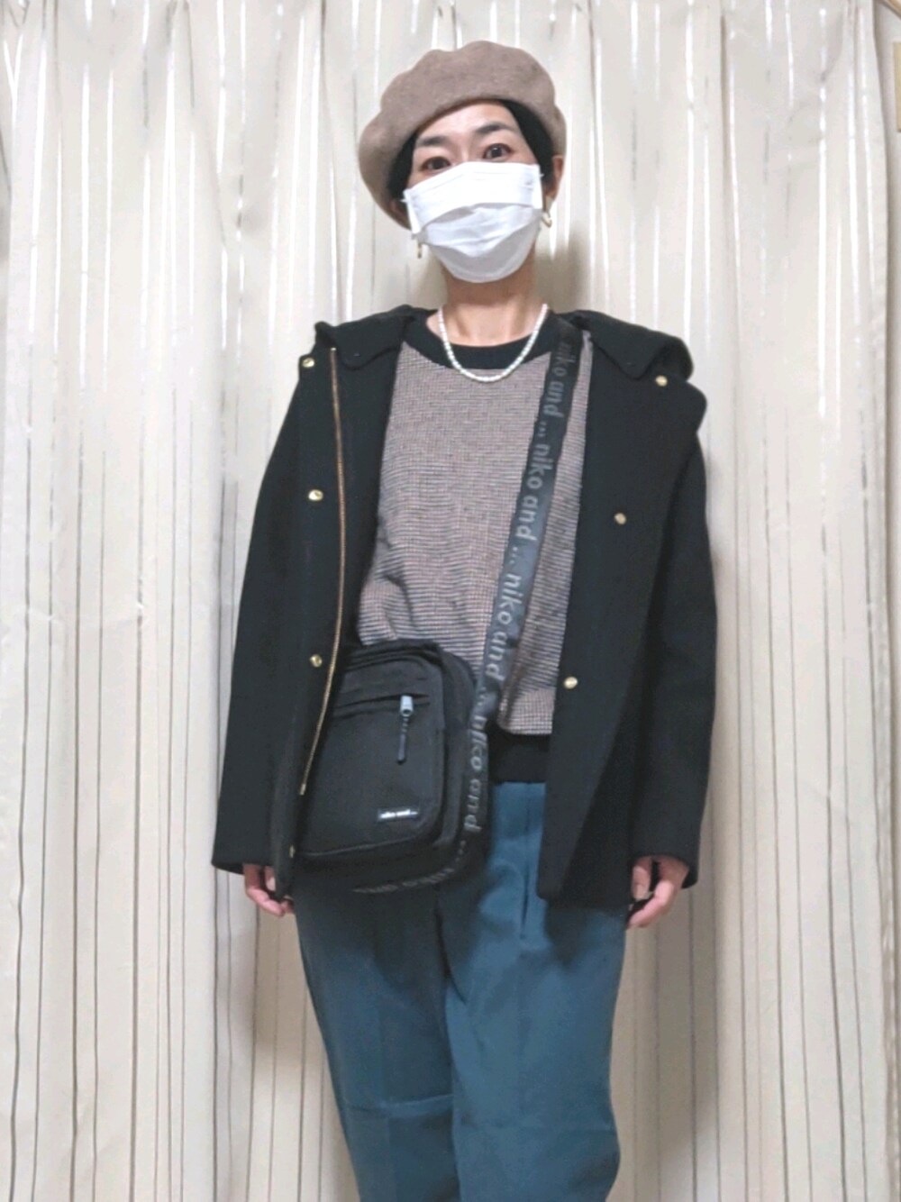 ベージュ系のニット/セーター、ブラック系のその他アウター、ブラック系のショルダーバッグを着用したレディースの秋コーディネートの1枚目の写真