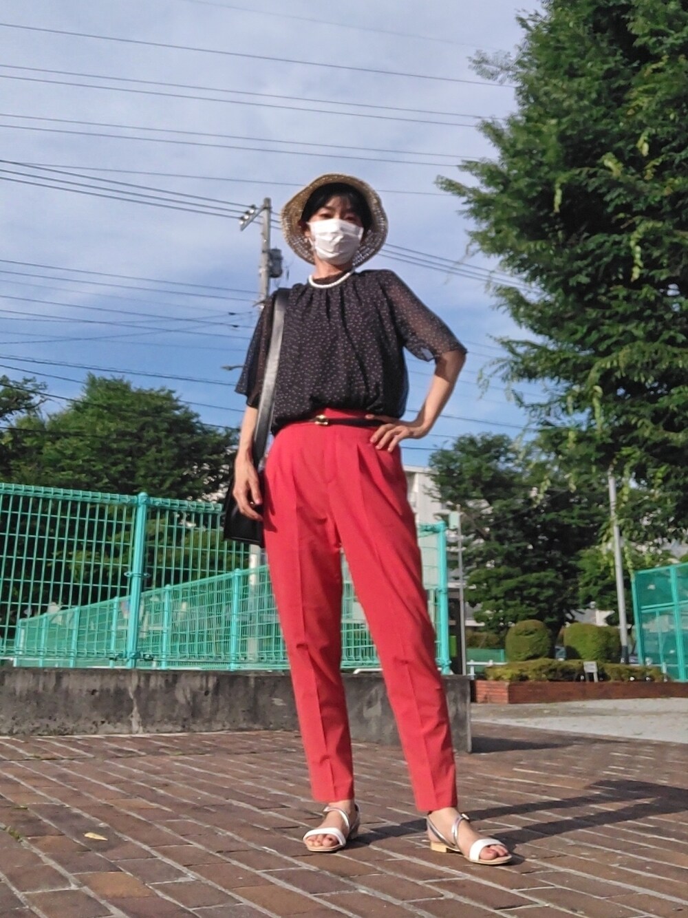 その他のシャツ/ブラウス、レッド系のその他パンツ、ホワイト系のサンダルを着用したレディースの夏コーディネートの1枚目の写真