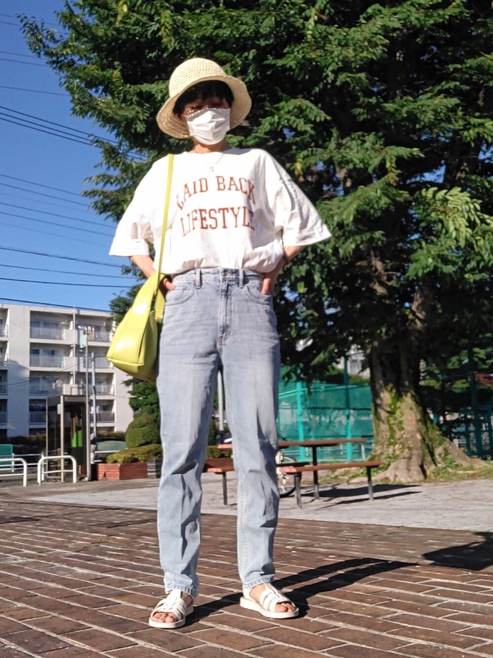 ホワイト系のTシャツ/カットソー、ブルー系のデニムパンツ、ホワイト系のサンダルを着用したレディースの夏コーディネートの1枚目の写真