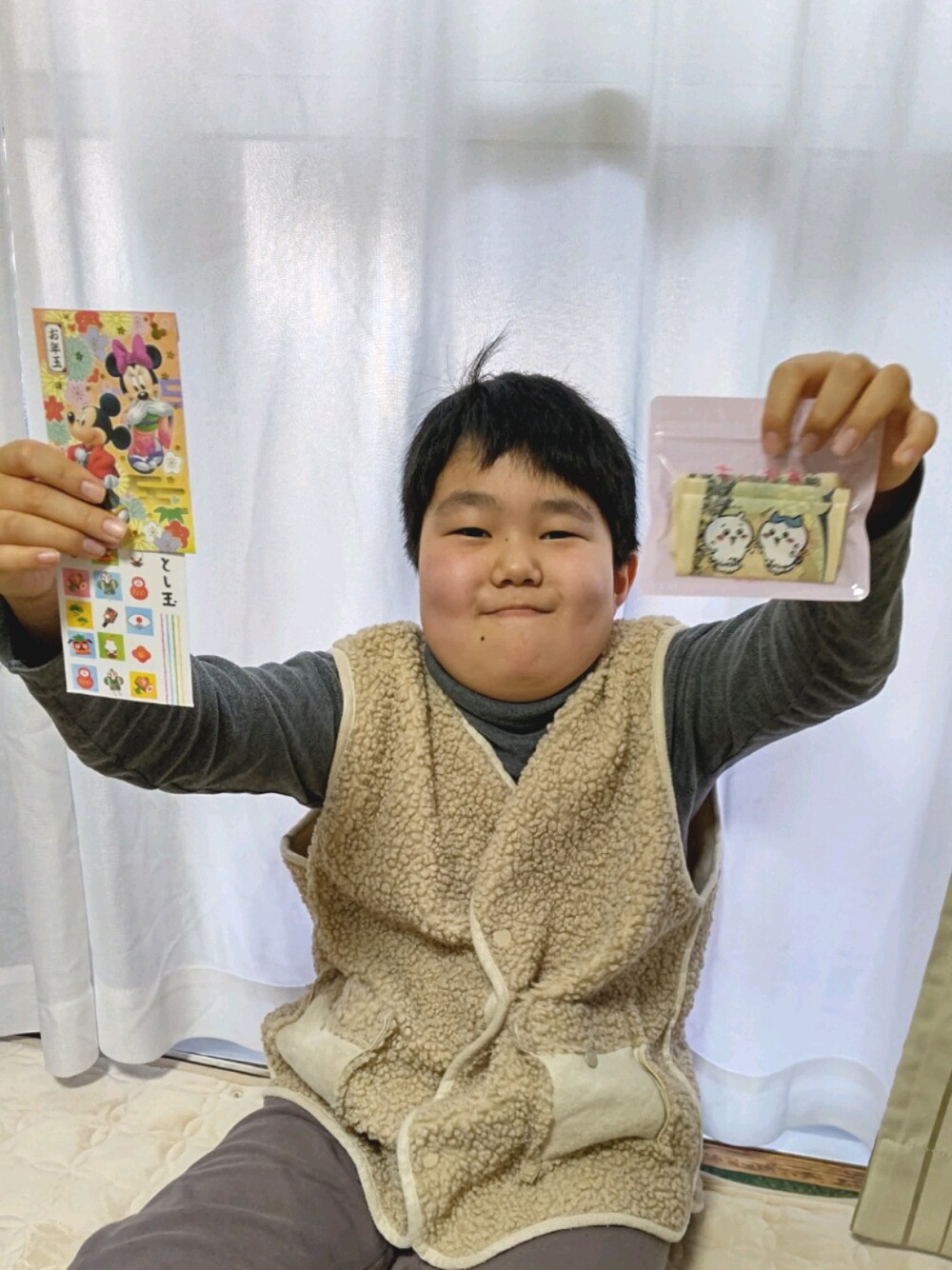 ベージュ系のベスト、その他のその他、その他のその他を着用したレディースの冬コーディネートの1枚目の写真