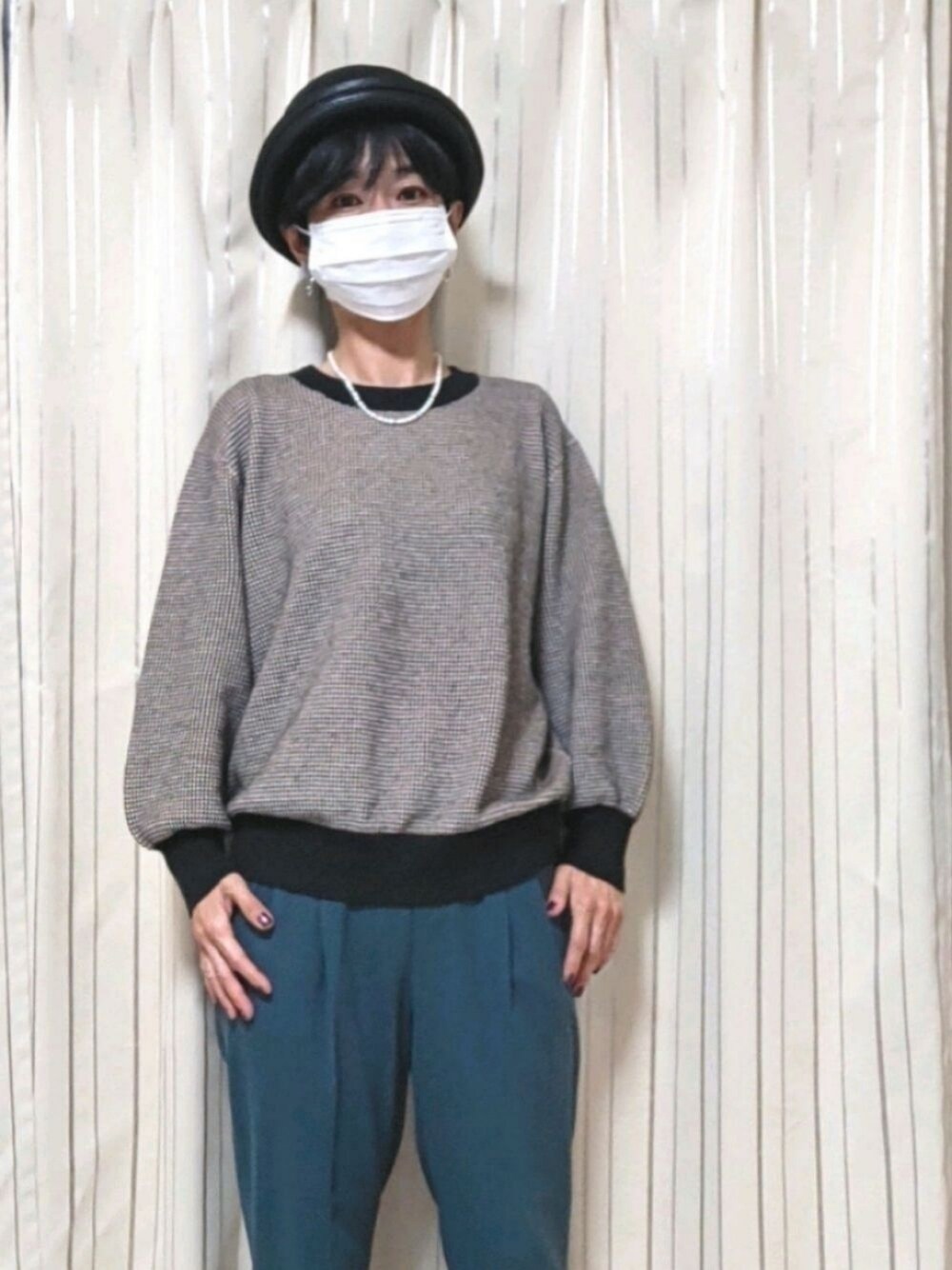 グリーン系のスラックス、ベージュ系のニット/セーター、グリーン系のニット/セーターを着用したレディースの秋コーディネートの1枚目の写真