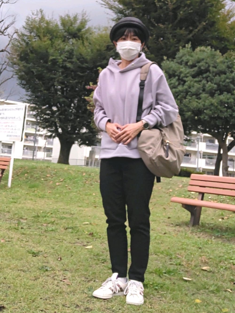 ブラック系のデニムパンツ、ブラウン系のバックパック/リュック、パープル系のパーカーを着用したレディースの秋コーディネートの1枚目の写真