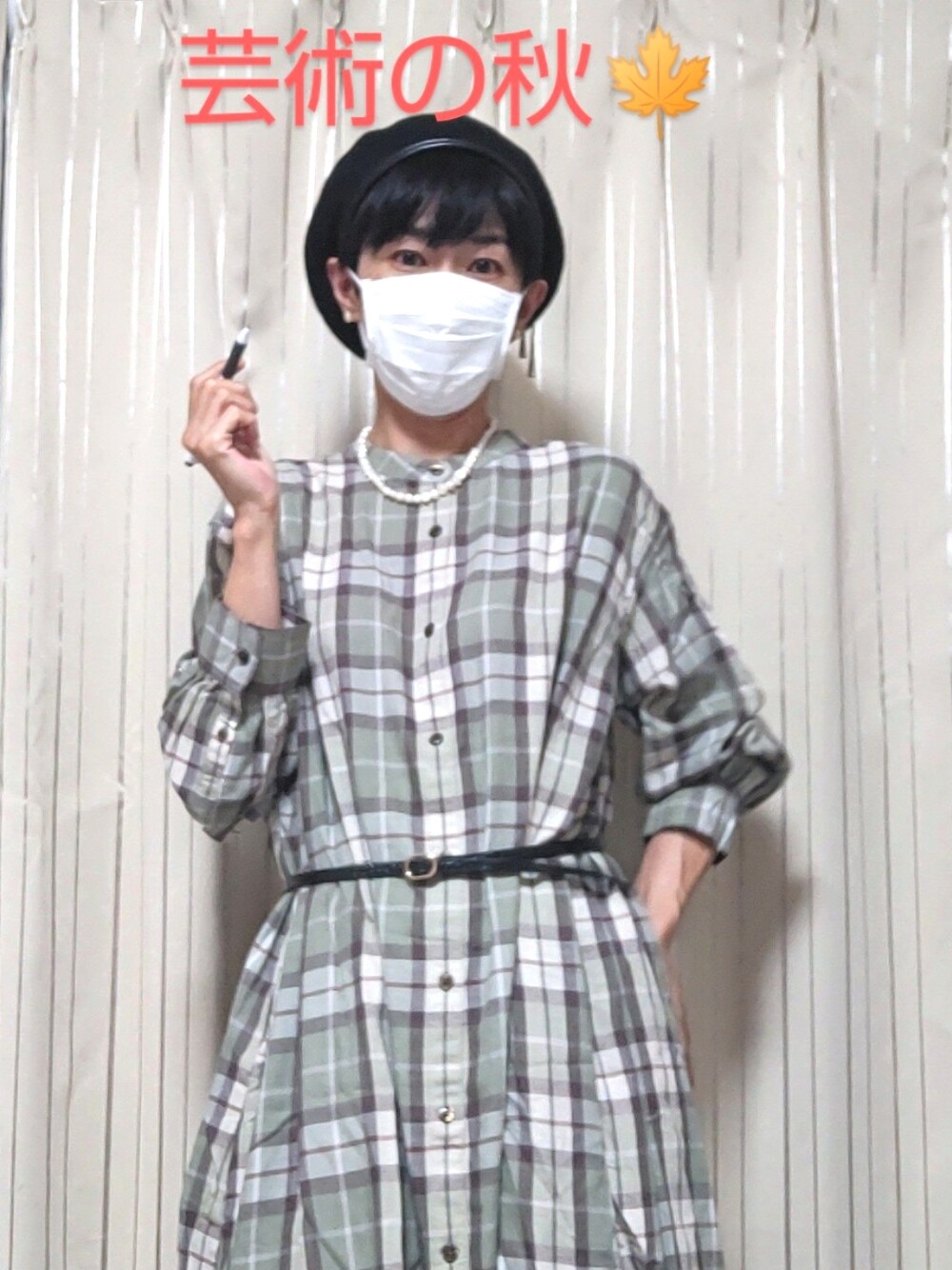 グリーン系のワンピースを着用したレディースの夏コーディネートの1枚目の写真