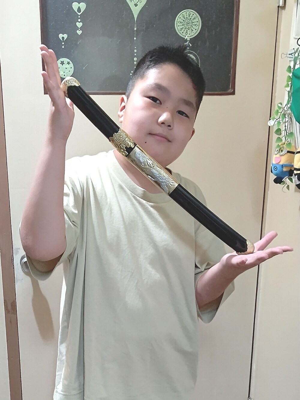 イエロー系のTシャツ/カットソーを着用したレディースの夏コーディネートの1枚目の写真