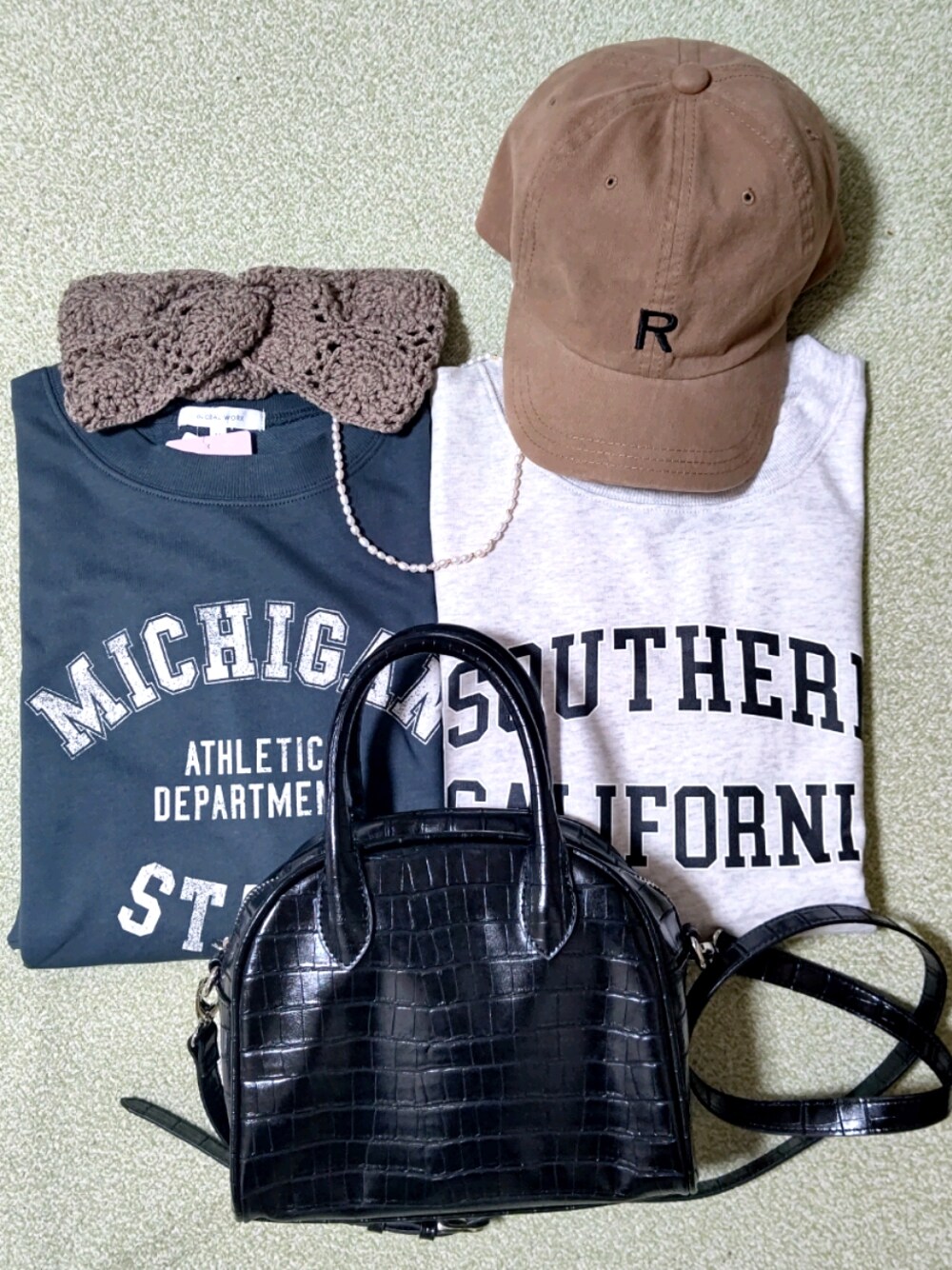 ブラック系のボストンバッグ、グレー系のTシャツ/カットソー、グリーン系のTシャツ/カットソーを着用したレディースの秋コーディネートの1枚目の写真