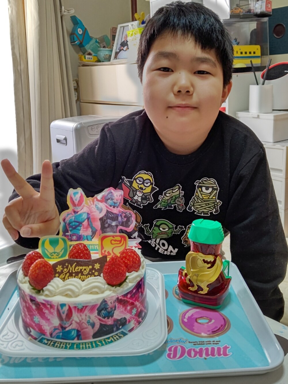 「クリスマスケーキ、キッズコーデ、ミニオンズ、仮面ライダー」｜「仮面ライダーリバイスのアイテム（おもちゃ、その他）」を使った、kaoru0922さん（レディース・156cm）の冬コーディネートの1枚目の写真