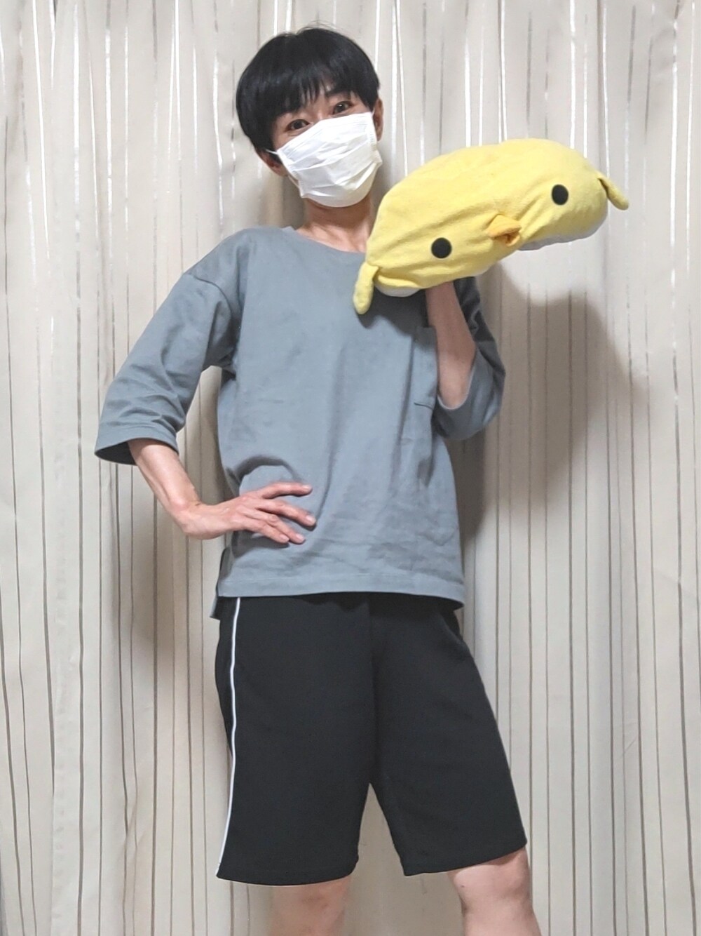 「ぬいぐるみ、イエロー、差し色、ゆりポ」｜「しまむらのアイテム（Tシャツ/カットソー、グレー系）」を使った、kaoru0922さん（レディース・156cm）の春コーディネートの1枚目の写真
