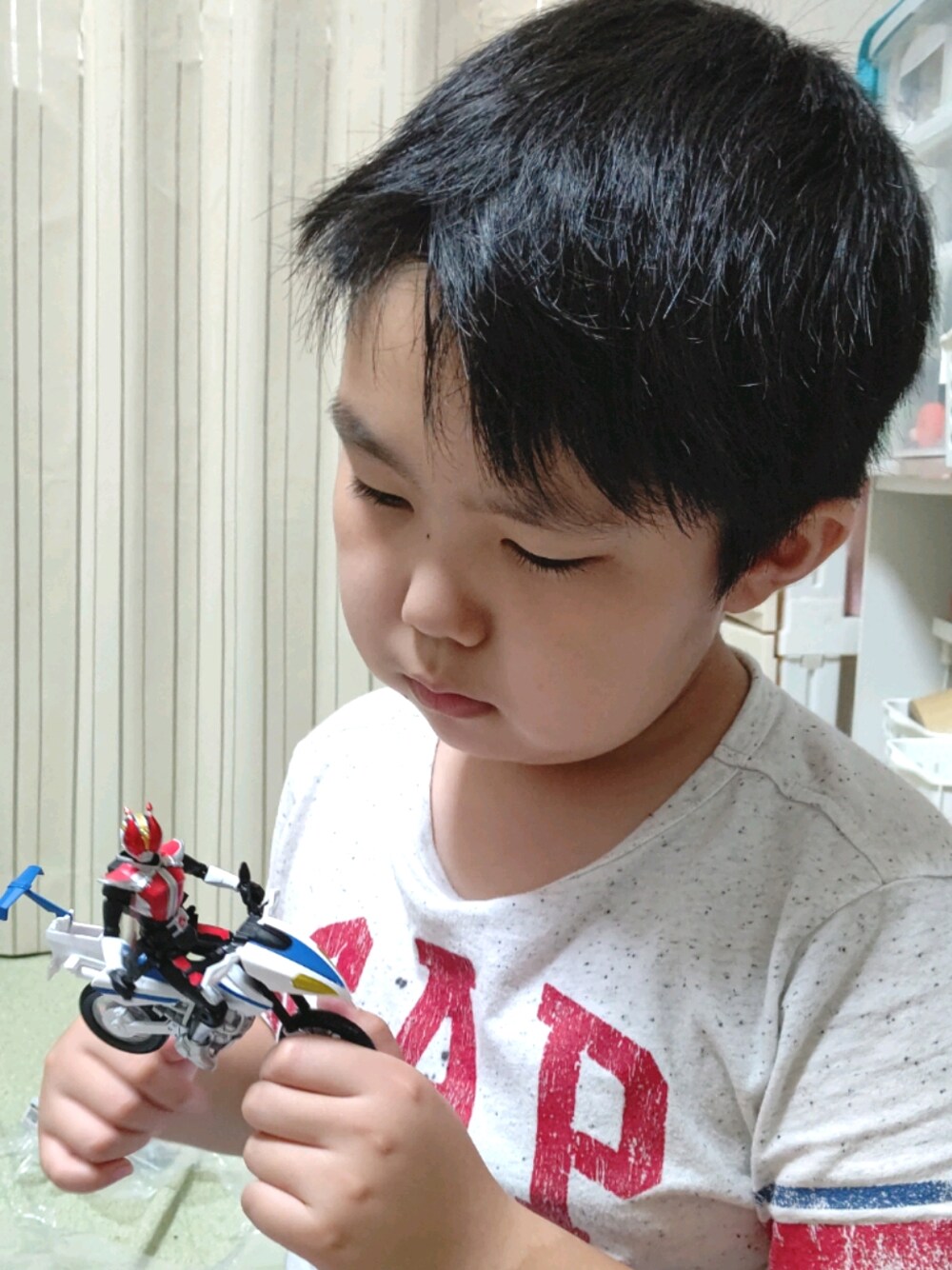 「キッズコーデ、フィギュア、仮面ライダー電王」｜「GAPのGapロゴフットボールtシャツ (キッズ)（Tシャツ/カットソー、ホワイト系）」を使った、kaoru0922さん（レディース・156cm）の秋コーディネートの1枚目の写真