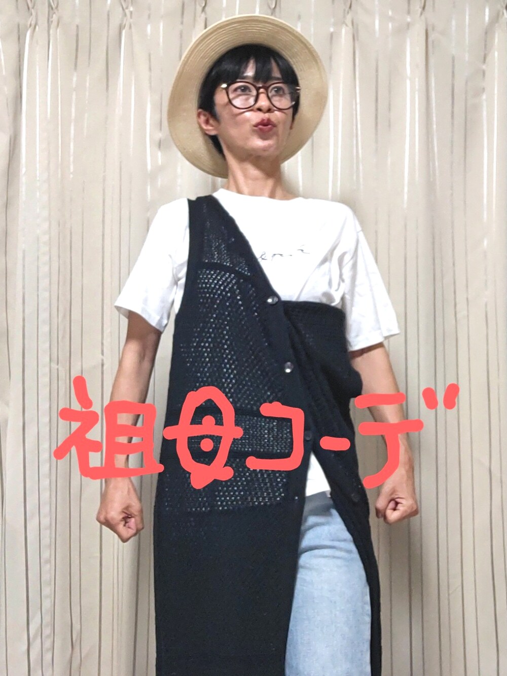 ホワイト系のTシャツ/カットソー、ブラック系のジャケット/アウター、ゴールド系のメガネを着用したレディースの夏コーディネートの1枚目の写真