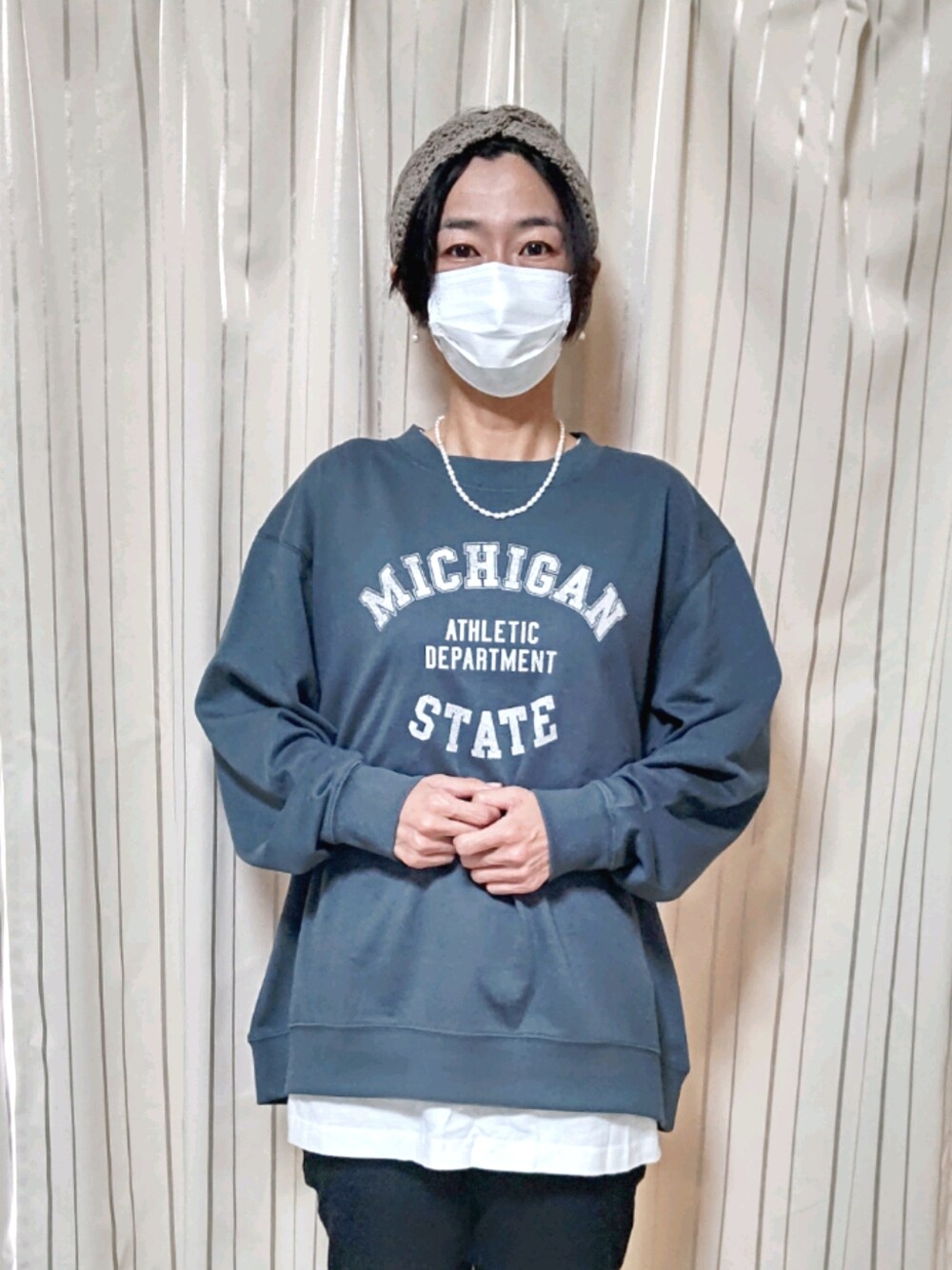 グリーン系のTシャツ/カットソー、ホワイト系のTシャツ/カットソー、ブラック系のデニムパンツを着用したレディースの秋コーディネートの1枚目の写真