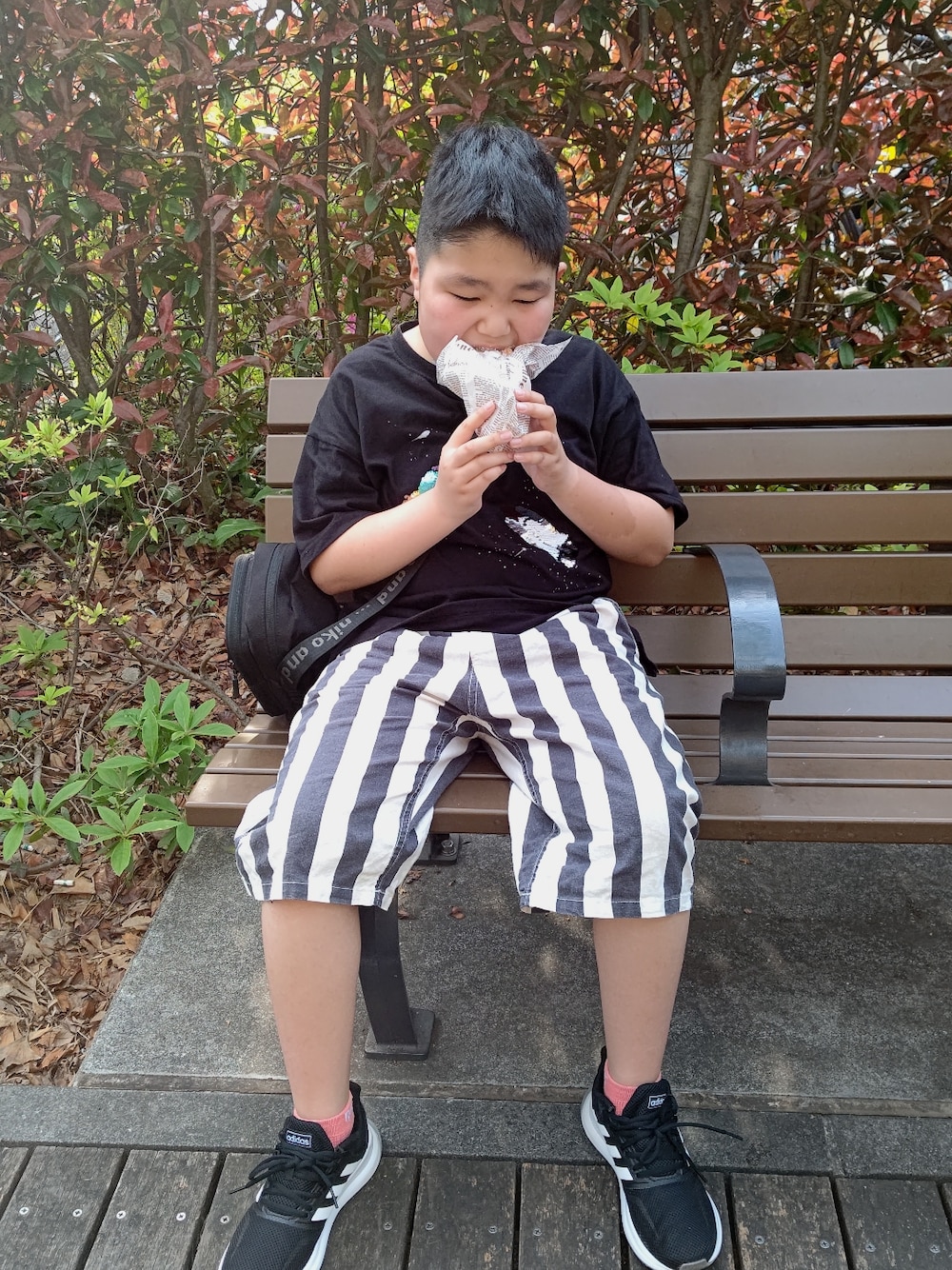 ブラック系のTシャツ/カットソー、ホワイト系のその他パンツ、ブラック系のショルダーバッグを着用したレディースの春コーディネートの1枚目の写真