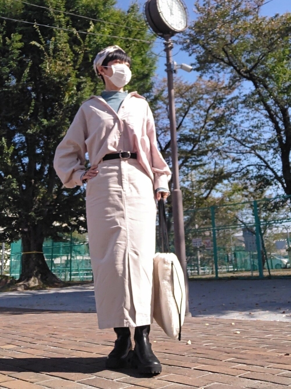 ベージュ系のシャツ/ブラウス、ベージュ系のスカート、ホワイト系のトートバッグを着用したレディースの秋コーディネートの1枚目の写真